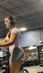 CORPO GROSSO E SHORTS CINZA