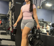 CORPO GROSSO E SHORTS CINZA