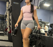 CORPO GROSSO E SHORTS CINZA
