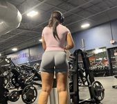 CORPO GROSSO E SHORTS CINZA