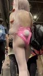 Garotas cosplay exibindo seus atributos