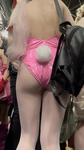 Garotas cosplay exibindo seus atributos