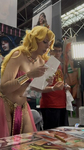Garotas cosplay exibindo seus atributos
