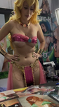 Garotas cosplay exibindo seus atributos