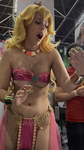 Garotas cosplay exibindo seus atributos