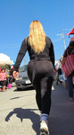 Latina de cabelo loiro falso com VPL