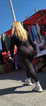 Latina de cabelo loiro falso com VPL