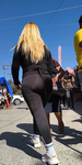 Latina de cabelo loiro falso com VPL