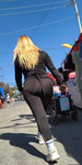 Latina de cabelo loiro falso com VPL
