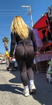 Latina de cabelo loiro falso com VPL