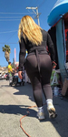 Latina de cabelo loiro falso com VPL