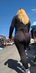 Latina de cabelo loiro falso com VPL