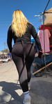 Latina de cabelo loiro falso com VPL