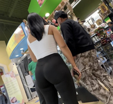 Latina de coxas grossas usando leggings