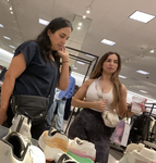 Latina deslumbrante comprando sapatos