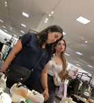 Latina deslumbrante comprando sapatos