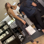 Latina deslumbrante comprando sapatos