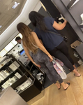 Latina deslumbrante comprando sapatos