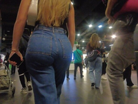Loira enchendo suas calças jeans