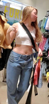 Loira, gatinha sem sutiã