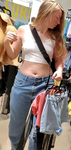 Loira, gatinha sem sutiã