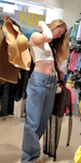 Loira, gatinha sem sutiã