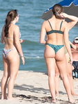 Rabo gostoso engolindo o biquini verde