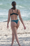 Rabo gostoso engolindo o biquini verde