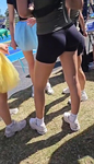 Shorts pretos estilo universitário