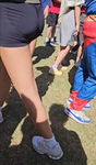 Shorts pretos estilo universitário