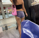A senhorita Atitude adora exibir seu bumbum pequeno
