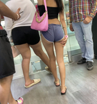 A senhorita Atitude adora exibir seu bumbum pequeno