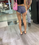 A senhorita Atitude adora exibir seu bumbum pequeno