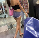 A senhorita Atitude adora exibir seu bumbum pequeno