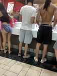 A senhorita Atitude adora exibir seu bumbum pequeno