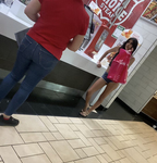 A senhorita Atitude adora exibir seu bumbum pequeno