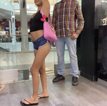 A senhorita Atitude adora exibir seu bumbum pequeno