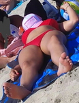 duas gostosas exibidas na praia