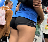 Garota de shorts pretos apertados da Duke em convenção
