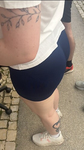 Garota em férias exibe bumbum avantajado em shorts azuis