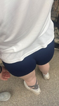 Garota em férias exibe bumbum avantajado em shorts azuis