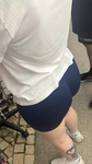Garota em férias exibe bumbum avantajado em shorts azuis