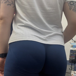 Garota em férias exibe bumbum avantajado em shorts azuis
