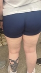 Garota em férias exibe bumbum avantajado em shorts azuis