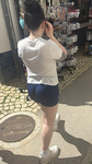 Garota em férias exibe bumbum avantajado em shorts azuis