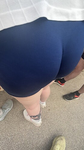 Garota em férias exibe bumbum avantajado em shorts azuis