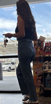 Garota má do posto de gasolina de jeans