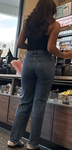 Garota má do posto de gasolina de jeans