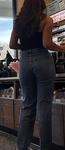 Garota má do posto de gasolina de jeans
