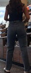 Garota má do posto de gasolina de jeans